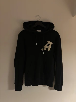 Alexander McQueen hoodie - Svart hoodie från Alexander McQueen. Klassisk modell med huva och dragsnören samt känguruficka framtill. Perfekt för en avslappnad streetwear-look.