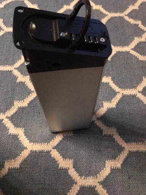 Batteri till elcykel, silver och svart - Säljer ett batteri till elcykel i silverfärgat metallhölje med svart plasttopp. Batteriet har bärhandtag och flera anslutningar på ovansidan. Perfekt som reservdel eller extra batteri till din elcykel. Batteriet användes till en engwue ep 2 pro men säljs nu för att den inte användes