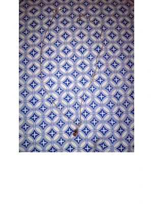 Guldfärgat halsband med hänge - Säljer ett tunt guldfärgat halsband med ett litet rosa hänge. Kedjan är smal och har små detaljer längs länken. Perfekt för dig som gillar stilrena och klassiska smycken. Halsbandet är från Caroline Svedbom.