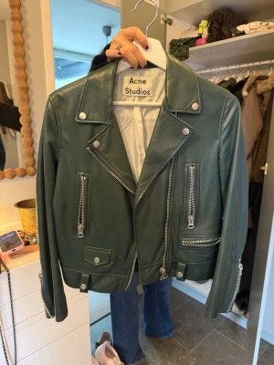 Grön skinnjacka från Acne Studios - Snygg grön skinnjacka från Acne Studios i topp skick, aldrig använd. 