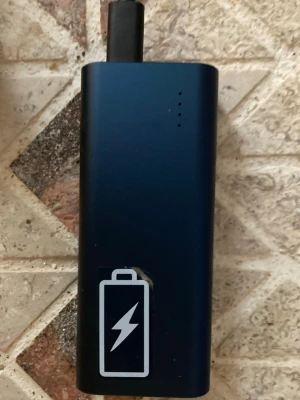 Blå powerbank med USB och USB-C - Snygg blå powerbank i metall med både USB och USB-C-port för laddning. Smidig och kompakt design med batteri-ikon på framsidan och indikatorlampor för batterinivå. Perfekt att ha med sig för att ladda mobilen eller andra prylar på språng.