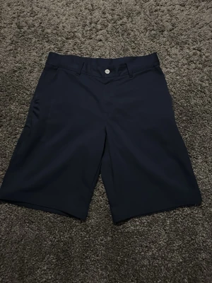 Mörkblå golfshorts från Puma - Snygga mörkblå  golfshorts från puma.