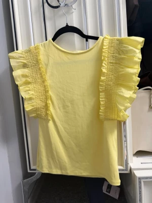 Gul topp - Säljer denna super söta gula sommartoppen. Använd vid 1 tillfälle. Storlek L men skulle mer säga att den är som en S/M. Hur som helst är den stretching💛