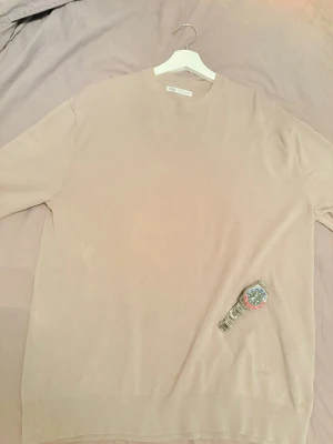 Beige tröja  Zara - Snygg beige tröja från Zara Man med rund halsringning och långa ärmar. Tillverkad i mjukt material som känns skönt mot huden. Perfekt att matcha med jeans eller chinos för en clean look.