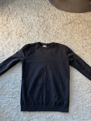 Blå tröja från Jack & Jones  - En snygg blå tröja från Jack & Jones hör av er vid frågor 