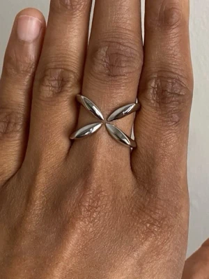 s925 Snygg silverfärgad X-ring - Stilren ring i silverfärgad metall med ett coolt X-design som korsar över fingret. Perfekt för dig som gillar minimalistiska och trendiga accessoarer. Ringen har en slät och blank finish som ger ett modernt intryck.sterling silver pläterat s925 