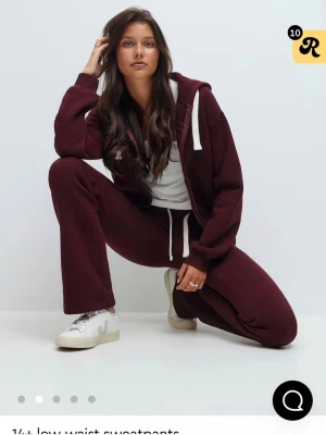 Vinrött mjukisett - Mjukis sett från Gina tricot, båda delar följer med, alltså byxor och hoodie, helt nya och använd fåtal gånger.