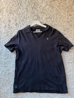 Mörkblå pikétröja från Morris - Snygg mörkblå pikétröja från Morris. Hör av er vid frågor!