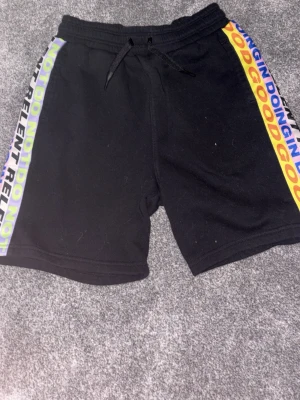 Svarta shorts från H&M och Lakwena - Ett par svarta shorts från H&M och lakwena från 2024 som inte finns längre. Använda 2-4 gånger