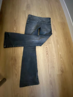 Svarta bootcut kvarg jeans - Säljer ett par svarta bootcut jeans! Har använts ungefär 5 gånger men har haft dem väldigt länge! 