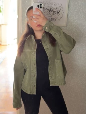 Grön jeansjacka från Zara - Säljer min gröna jeansjacka från Zara! Säljer då jag känner att den inte riktigt är min stil längre 💚💚
