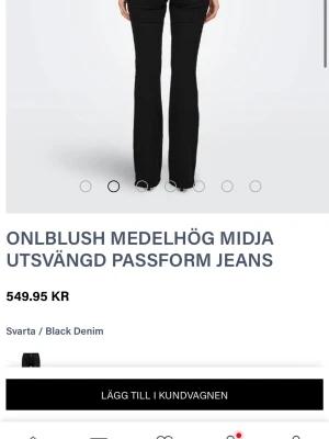 Svarta utsvängda jeans ONLBLUSH - Svarta Jeans från only, storlek S längd 34💓