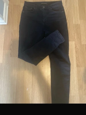 Nudie jeans  - Tjena, säljer nu ett par riktigt snygga nudie jeans väldigt stilrena och mycket bra skick finns ingen defekt det är bara att höra av sig vid minsta lilla fråga 🙌🙌 stl w29 l28  