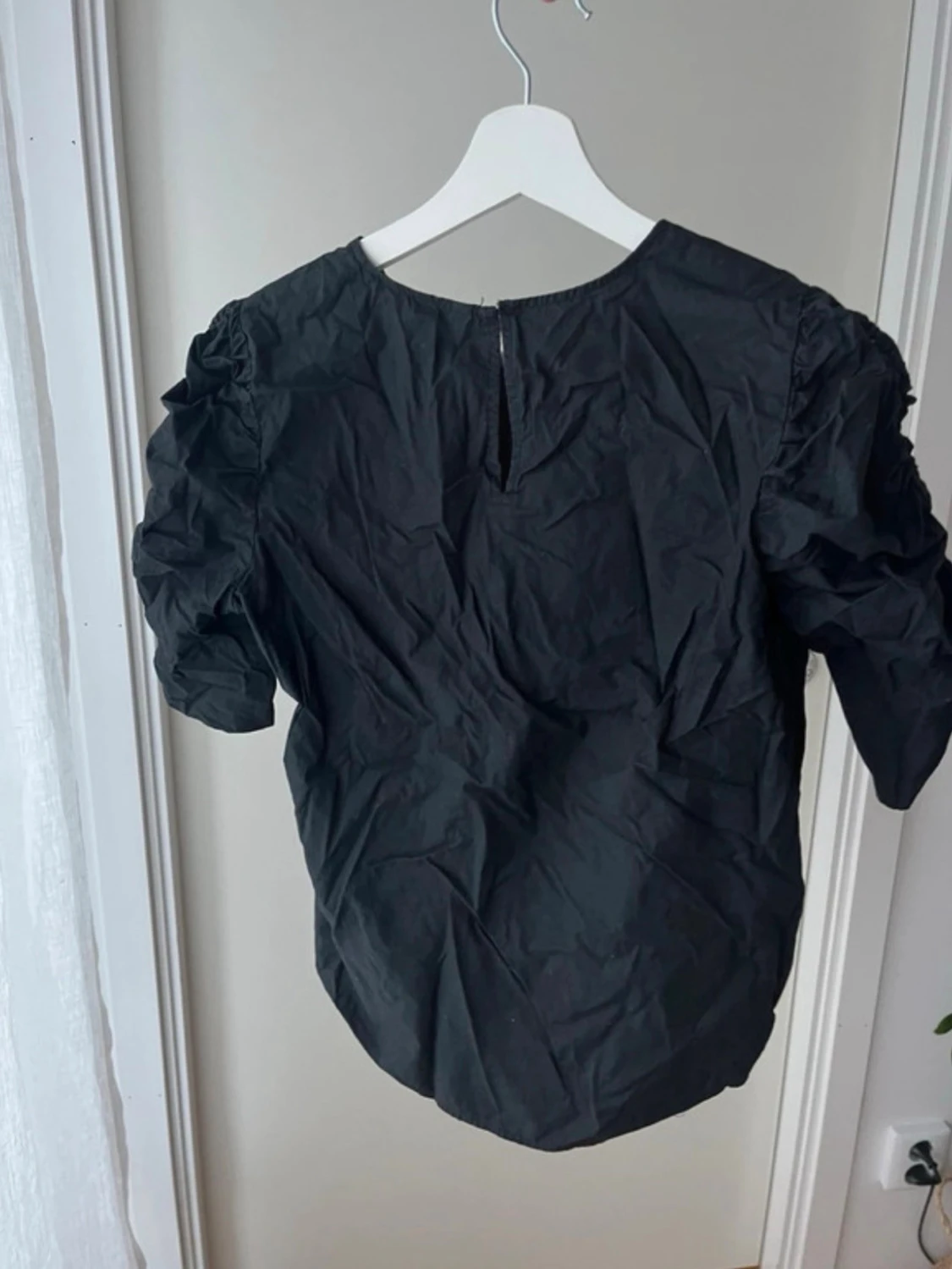 Svart topp med puffärm - 4
