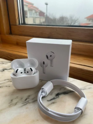 AirPods gen4 splitter nya - Säljer mina AirPods 4 från Apple 🌟 Nyaste modellen med grymt ljud, djup bas och kristallklara samtal.📞Perfekta både till vardags, träning och pendling. Sitter bekvämt i öronen och kopplas smidigt till din iPhone.🔥