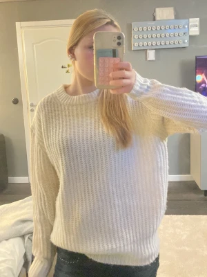 Vit stickad tröja - Vit skrickad tröja stor i storlek