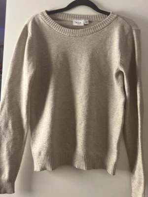 Beige stickad tröja från vila - Beige stickad tröja från VILA med rund halsringning 