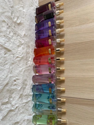 Victoria's Secret body mists 13-pack - Säljer ett set med 13  Victoria's Secret body mists 🍍 Dofterna är: Pure seduction, midnight exotic, love spell x2, mango temptation, amber romance, such a flirt, forever pink, strawberries & champagne, endless love, aqua kiss x2 samt pear glace 🍐 Alla är olika mycket använda men det är endast 2 av dem som är under 50% kvar 💞