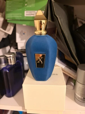 XERJOFF Erba Pura - Hej säljer min Xerjoff parfym. Den är nästan helt ny har bara sprayat 10gånger ungefär har haft den ett lite tag men den kommer inte till användning så tänker bli av med den . Parfymen är 100ml och prisen går och diskuteras om ni har vidare frågor det är bara o skriva till!