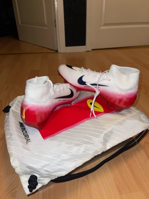 Nike Air Zoom Mecurial Superfly 10 Elite Fg Fear Nothing Storlek 42 - Säljer mina fotbollsskor då de tyvärr inte passar. Skorna är oanvända och i mycket gott skick. De levererades med en mindre skada, vilket syns på sista bilden. Skadan är dock knappt märkbar om man inte kollar på dem noggrant.  Originalkartong och skopåse medföljer.  Priset är inte fastställt och kan diskuteras vid seriöst intresse och snabb affär. 
