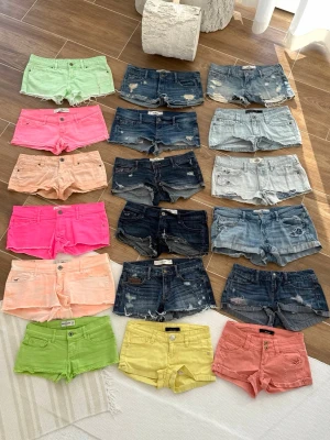 Hollister/Abercrombie & fitch jeansshorts  - Flera sorters shorts i olika storlekar/märken! Köp ditt par innan det tar slut. Priser 300-900kr styck. Först till kvarn - inga reservationer. Obs, annonsen kommer ständigt uppdateras. Frakt 24h 📦