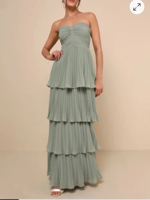 Ljusgrön balklänning  - Jättefin ljusgrön balklänning😍 använd endast en gång, den är uppsydd för att passa mig som 1.60, den nuddar fortfarande marken med ca 3 cm😊skulle säga att den funkar om man är både längre och kortare beroende på hur lång man vill ha den❤️köpt för 1300, säljer för 750❤️❤️