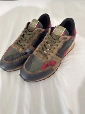 Valentino Garavani Rockrunner sneakers  - Valentino Garavani Rockrunner sneakers | Snygg modell med klassiska rockstuds baktill | Fint skick | Bekväma och lätta att matcha | Kolla gärna min profil för mer info och fler items.