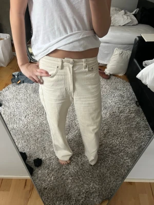 Krämvita raka jeans från Weekday - Säljer ett par krämvita jeans från Weekday med rak passform och klassisk femficksdesign. Jeansen har hög midja och är gjorda i ett kraftigt bomullstyg. Perfekta för en clean och stilren look. Waist 25 och längd 28 men om man har dem långt ner så blir det som längd 30😍