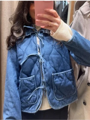 Quiltad jeansjacka med knytband - Säljer denna suoerfina vårjacka från Vero Moda