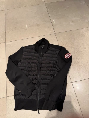 Canada goose cardigan  - Väldigt bra skick. Size m men passar s/m 
