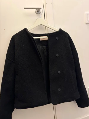 Svart kappa  - Svart kappa från Nelly som passar perfekt nu till våren ❤️ endast använd lite under förra hösten! 