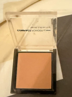 Maybelline bronzer i kompaktformat - Säljer en bronzer från Maybelline i ett smidigt kompaktformat med genomskinligt lock. Färgen är en varm, ljusbrun ton som ger en naturlig solkysst look. Perfekt att ha i väskan för touch-ups under dagen.