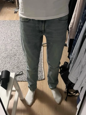 Ljusblå slim fit jeans - Ett par ljus blåa Nudie jeans i modellen Lean Dean. Perfekta för dig som vill ha ett par bekväma och snygga jeans i bra kvalitet. Dem har varit väl omhändertagna och är i väldigt bra skick och har få tecken på användning. Nypris ca 1600 w29 L32
