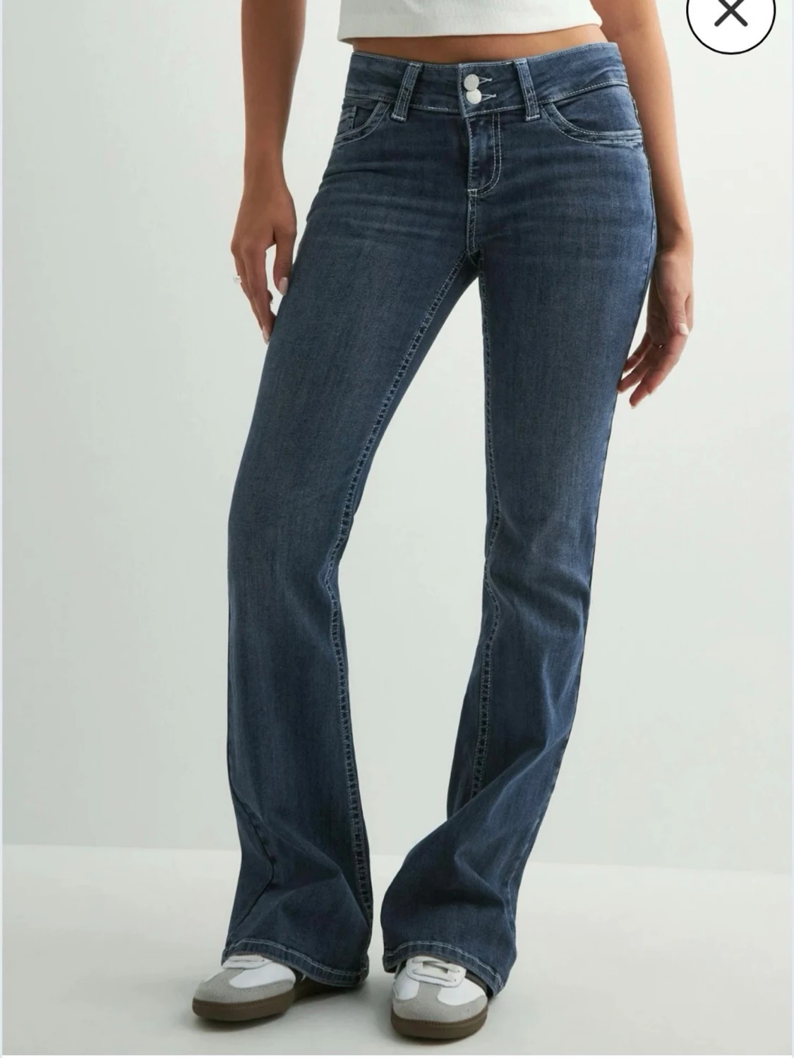 Mörkblå low waist bootcut jeans från Nelly  - 1