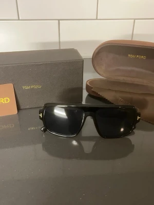 Svarta solglasögon  - Solglasögon helt nya och oanvänd, allt som visas i bilden medföljer, skickas inom 24 timmar, 