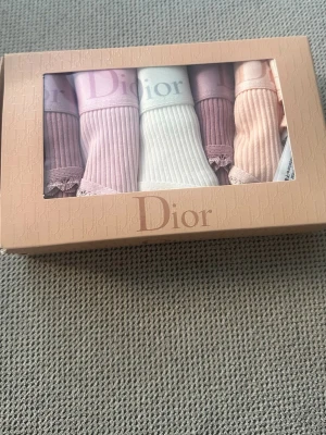 Ribbade trosor i pastell  - Säljer ett 5-pack ribbade trosor  i fina pastellfärger: lila, rosa, vit, beige och ljusbrun. . Materialet är mjukt och stretchigt, perfekt för en bekväm känsla.