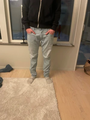 Replay ljusblåa jeans - Tjooo! Säljer ett par snygga ljusblå jeans från Replay med klassisk femficksdesign och raka ben. Jeansen har en snygg ljus tvätt och detaljerad läderpatch bak i midjan. Perfekta för dig som gillar en avslappnad och stilren look. 10/10 skick inga defekter.Storlek 32/32 och är lite mer relaxed passform! Har du några övriga frågor eller funderingar är de bara att höra av sig🙌🏼mvh premium fashion🤩