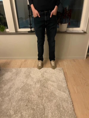 Mörkblå nudie jeans  - Tjena säljer nu dess smarrigt snygga nudie jeansen i modellen lean Dean, storleken är 30/32 och sitter bra på killen som är 170. Mycket bra skick inga defekter .Hör av dig vid minsta fundering MVH premium fashion 🤩