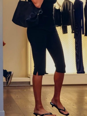 Snyggaste Capri byxor  - Storlek XS. Köpt på zalando! Går inte att köpa längre. Väldigt stretchiga.