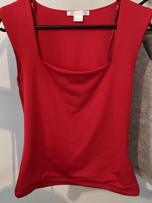 Röd topp - Röd topp från gina i storlek 158/164 skulle säga att den sitter som en xs. Perfekt till sommaren.💕pris går att diskutera 