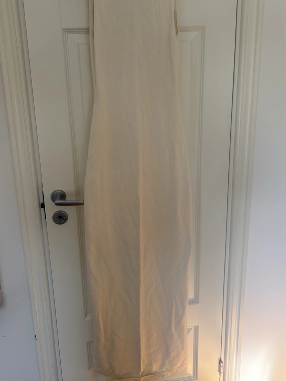 Lång omlottklänning i ljus beige - 3