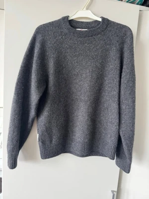 Mörkgrå stickad tröja från Yoke - Mysig mörkgrå kashmir stickad tröja från Yoke Altered Club
