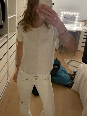 Jättefin tshirt från & other stories - Jättefin tshirt från & other stories, den har ett väldigt litet hål där bal