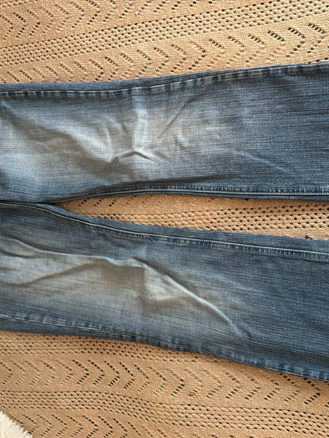 Blå bootcut jeans med slitningar - 1