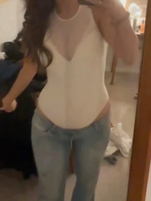 Vit Zara body  - Zara body, jätte fin och bara använd 1 gång, storlek S