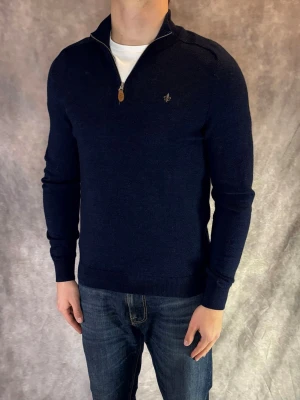 Morris Half Zip - Stl M - RIKTIGT FET HALF ZIP FRÅN MORRIS! Nytt skick: 9,5/10, utan defekter! | Stl: M, Modellen är 175cm och väger ca 77kg | Hör av dig vid frågor // Galgen 🫡