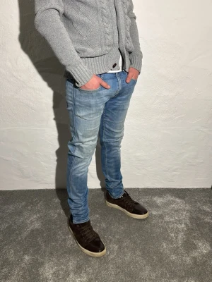 Replay jeans  - Ett par snygga jeans från Replay i storlek W33 L32 i modellen anbbas 