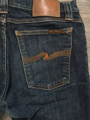 Nudie jeans 28/30 - Nästan helt nya, jätte bra skick. Sjukt snygga jeans från nudie. Hör av er vid fler frågor och funderingar 