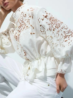 Vit broderad blus  - Superfin vit blus med broderade detaljer, perfekt inför våren/sommaren. Helt ny med prislapp kvar🤍🤍🤍