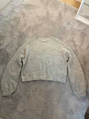 Grå stickad tröja - Säljer en fin grå stickad tröja från Kappahl i storlek 170/XS, fint skick!! Inga defekter 